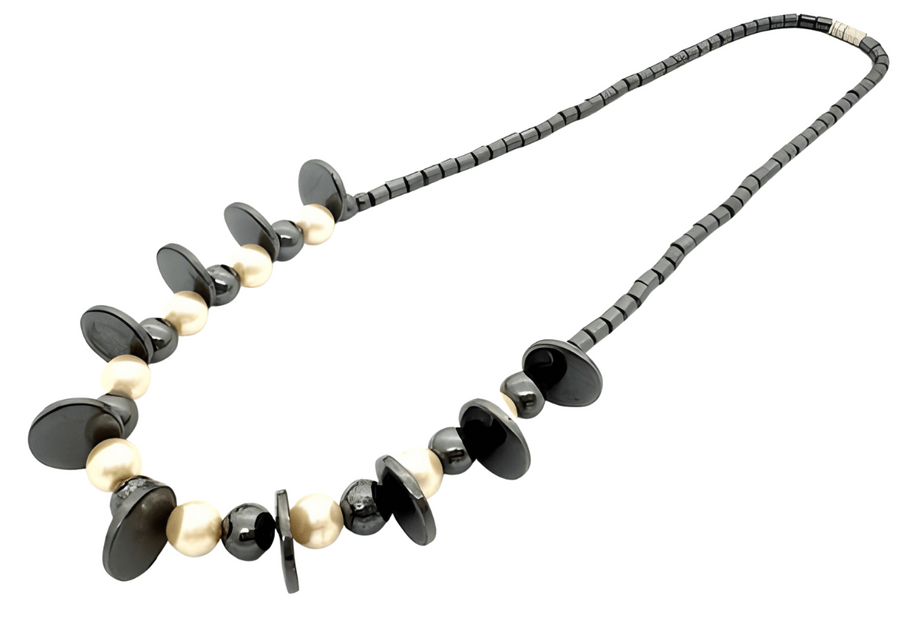 Elegante Hämatit mit Perlenkette (II)