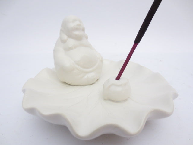 Rucherstbchenhalter chinesischer Buddha auf einer Schale in wei