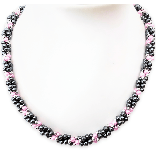 Perlenkette mit drei Reihen rose