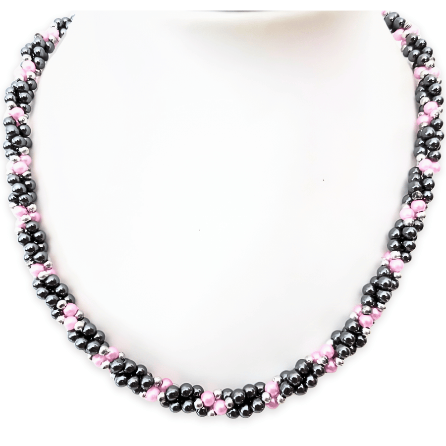 Perlenkette mit drei Reihen rose