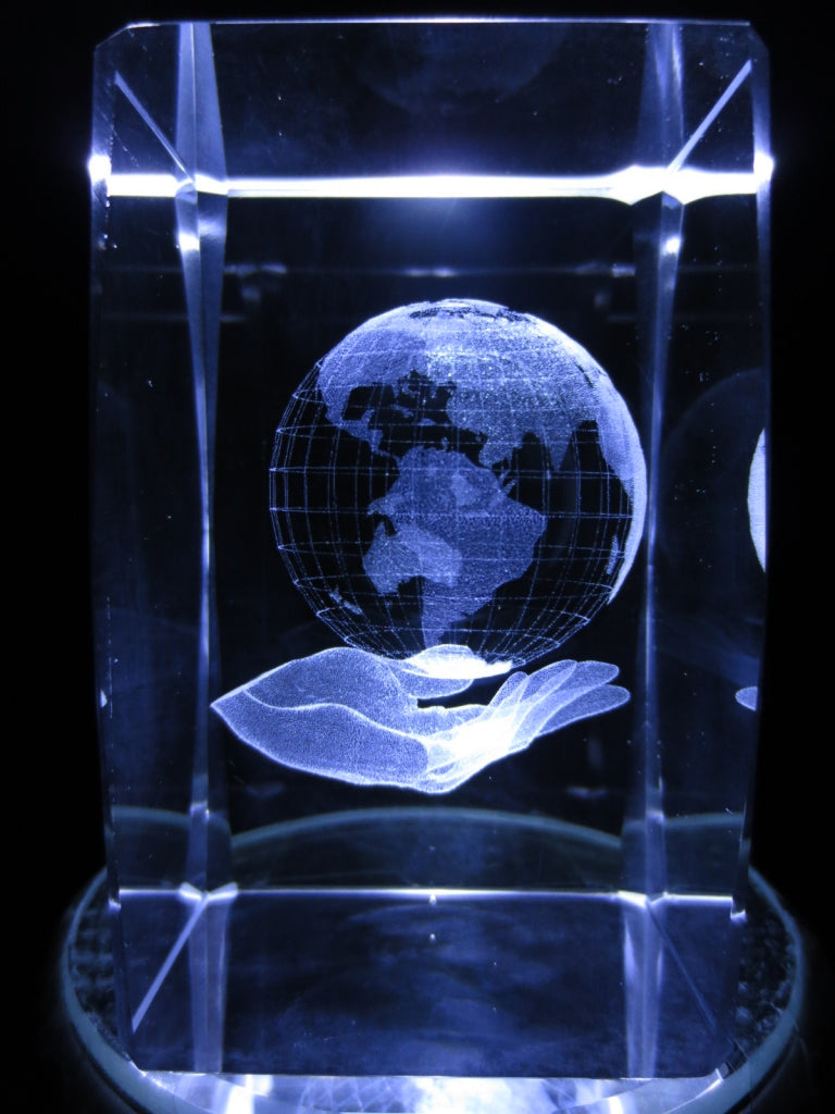 3D-Kristall-Lasergravurblock – Hand mit der Welt
