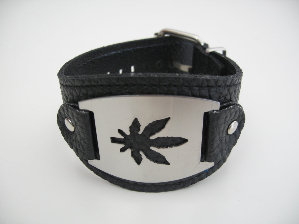 Armband mit Metallplatte aus Cannabis