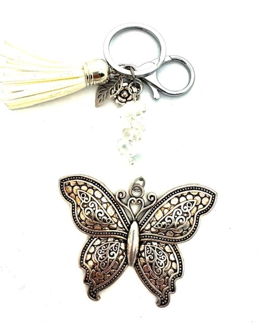 Großhandel Schmetterling-Schlüsselanhänger mit Howlit-Steinen &amp; Weiß Quaste