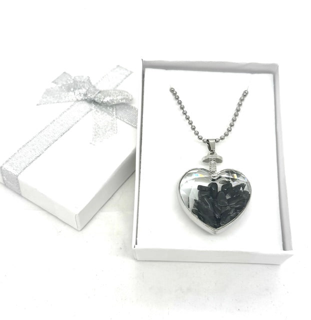 Herzförmige Halskette mit schwarzem Onyx-Anhänger in Geschenkbox