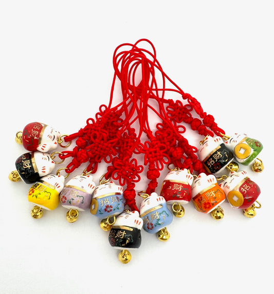 Japanische Glückskatze aus Porzellan mit Glücksbringendem Roten Anhänger (12 Stück)