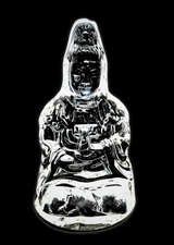 Kleine sitzende Kwan-Yin-Statue aus Kristallglas – 9 cm