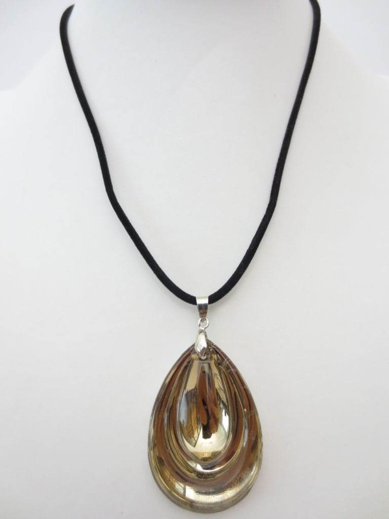 Kette mit trnenfrmigem Kristallanhnger kaffeebraun