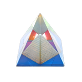 Kristallpyramide in Pyramide, Farbprisma 4 × 4 cm