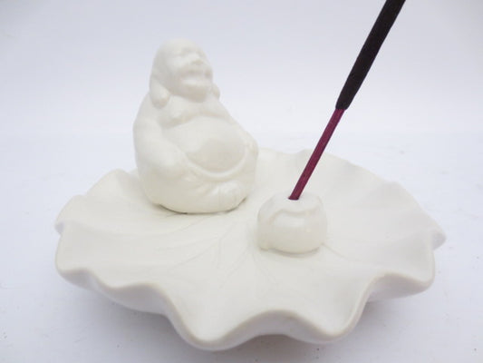Rucherstbchenhalter chinesischer Buddha auf einer Schale in wei