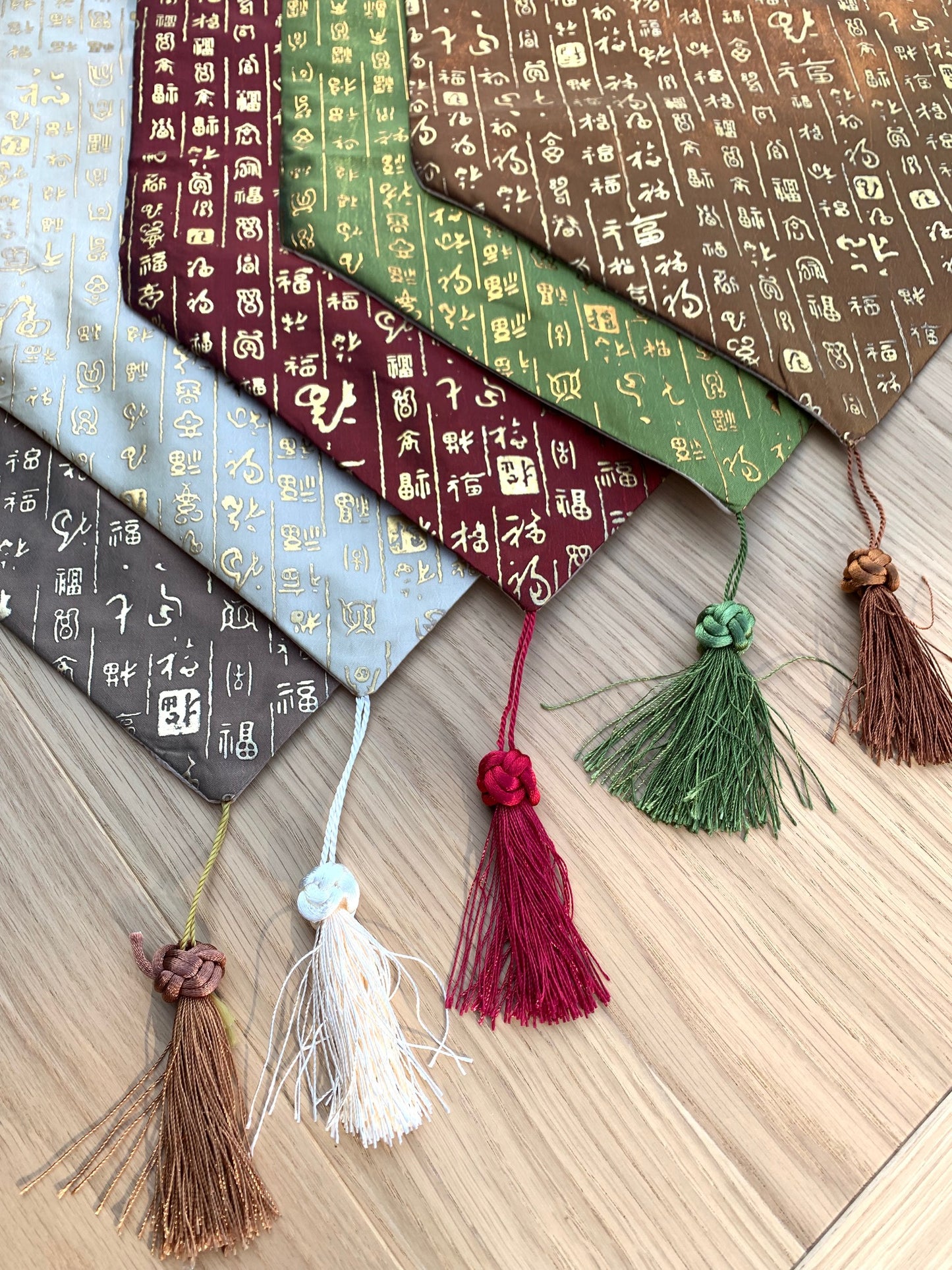 Eleganter bestickter Tischläufer – Burgunderrotfarbener dekorativer Tischläufer