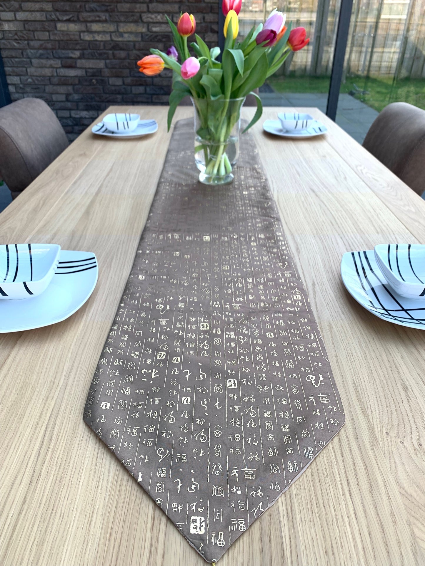 Eleganter bestickter Tischläufer – Grijsfarbener dekorativer Tischläufer