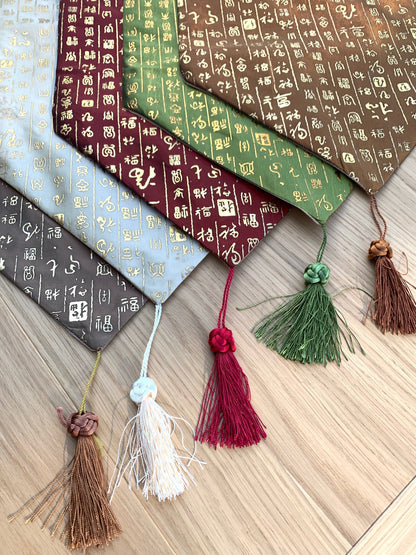 Eleganter bestickter Tischläufer – Silberfarbener dekorativer Tischläufer