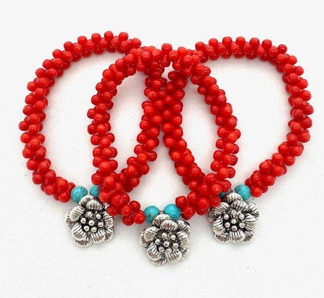Rode Geclusterde Koraalkralenarmband mit Bloemenbedel