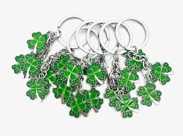 Großhandel 3-in-1 Glücksklee-Schlüsselanhänger aus Metall mit vier Blättern (6 Stück)