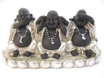 Großhandel – Kleiner Buddha mit den Worten „Höre, sieh, schweige“ und „lachendes Lachen“, silber/schwarz auf Teller